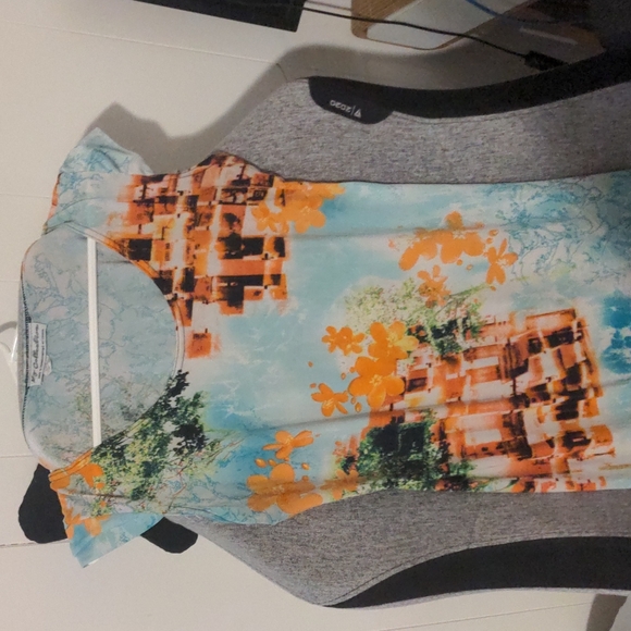 Beautiful floral abstract dress in Large. - Picture 1 of 6